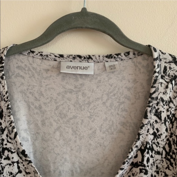 ** Sold ** Avenue 3/4 sleeve blouse - Picture 2 of 4